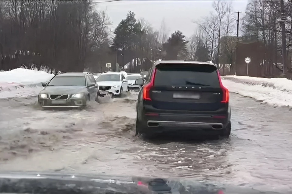 Специалисты «Водоканала» борются с последствиями оттепели в Петербурге. Фото: t.me/Megapolisonline