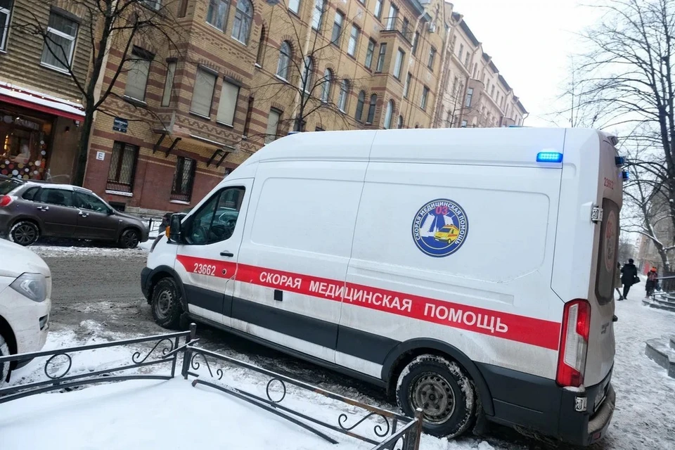 Подросток пострадал из-за падения глыбы льда с крыши дома в Петербурге.
