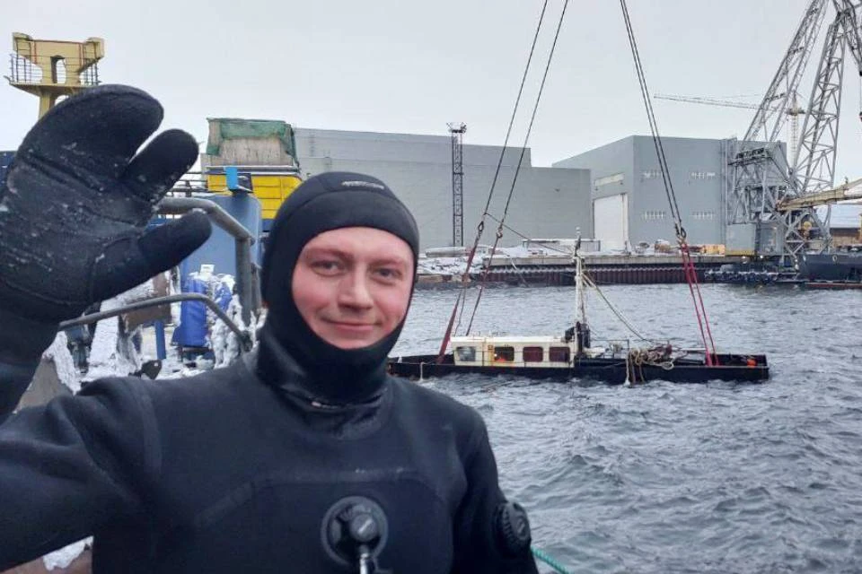 Водолазы подняли катер со дна Кольского залива. Фото: t.me/sztproc