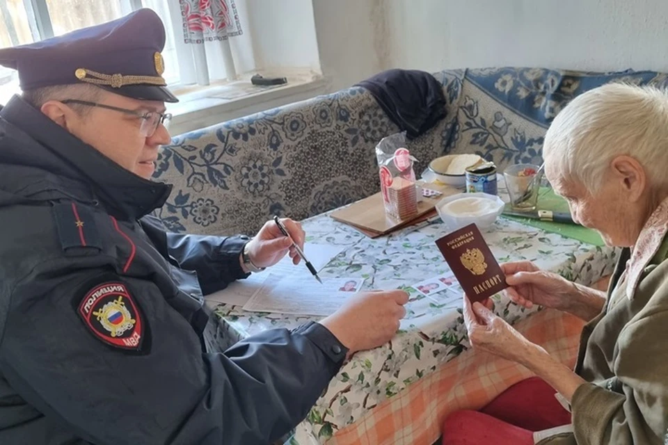 Маломобильные жители Токмака получили российские паспорта. Фото - военно-гражданская администрация Токмакского района