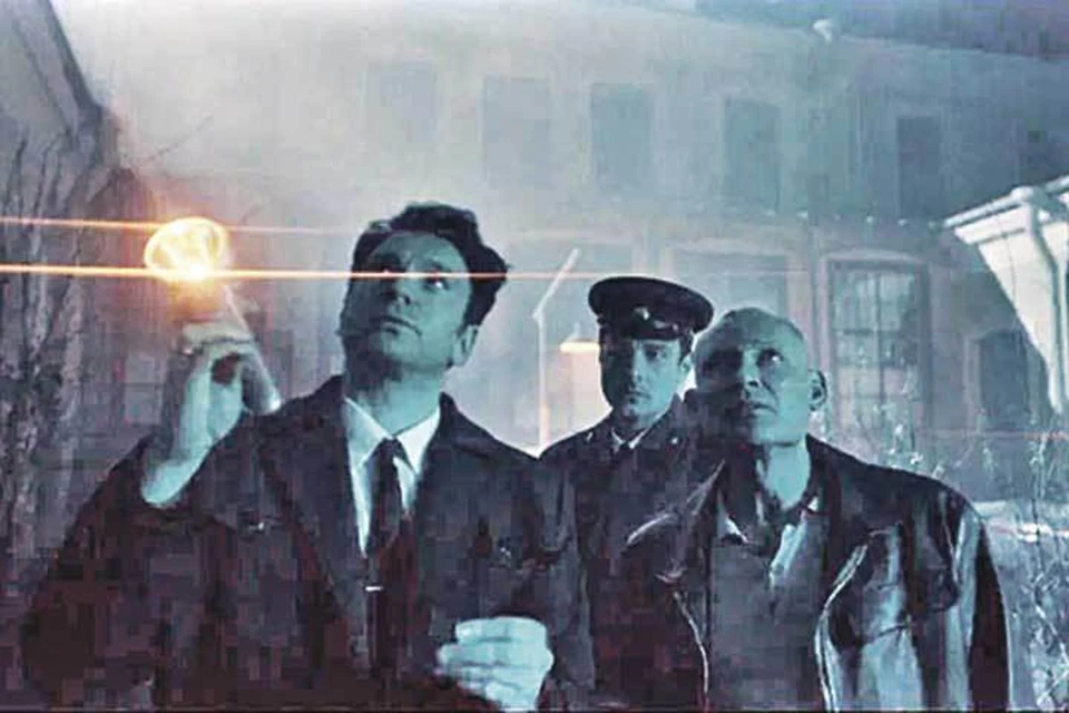 Майор Чубин (Антон Хабаров, слева) старается пролить свет на темную историю. Фото: Кадр из фильма «Страх над Невой