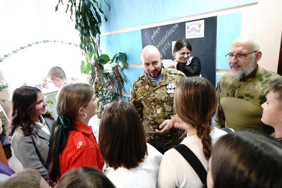 Алексей Савмн и Виталий Дорофеев на встрече с кузбасскими школьниками. Фото - АПК.