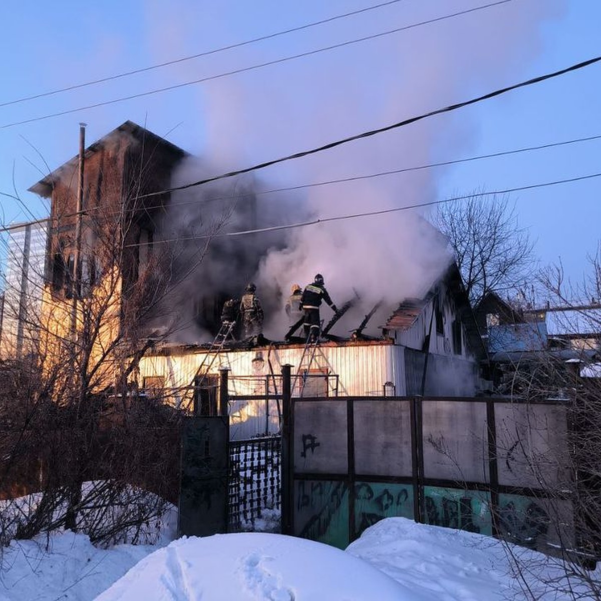 Появились фото и видео пожара в Новосибирске на улице Инской - KP.RU