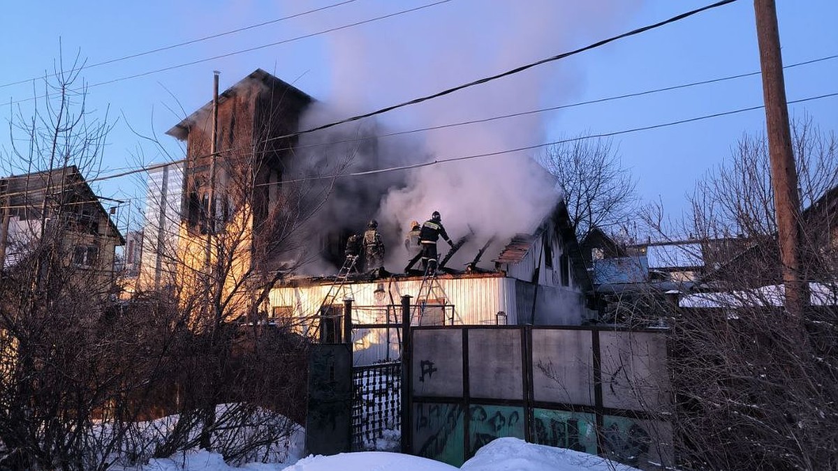 Появились фото и видео пожара в Новосибирске на улице Инской - KP.RU