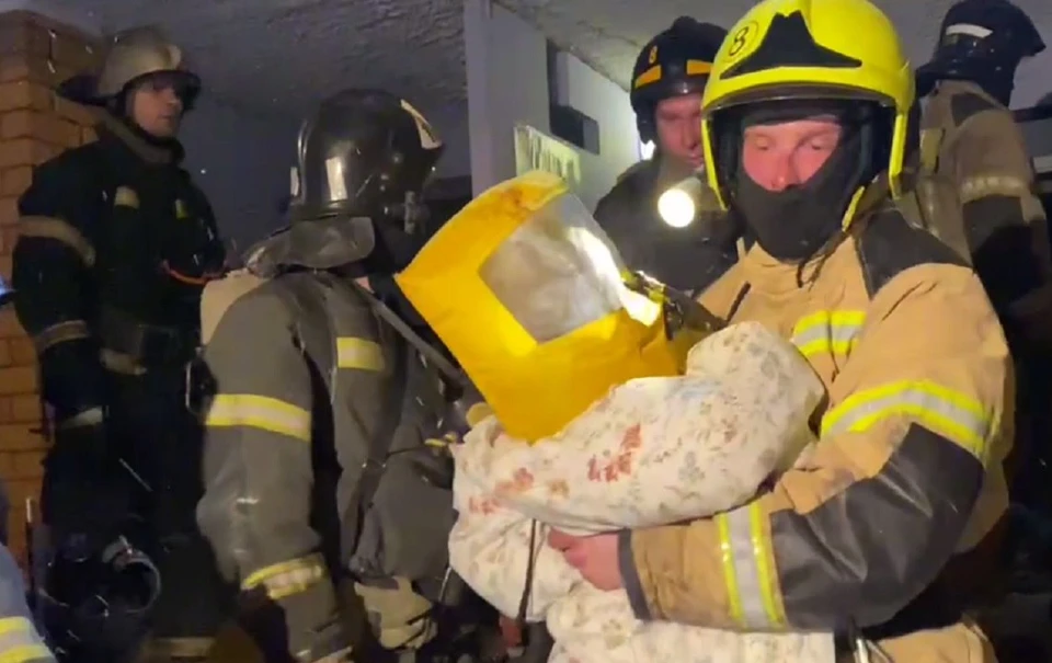 Пожарные выносили детей на руках в специальной маске. Фото: кадр видео ГУ МЧС по Пермскому краю.
