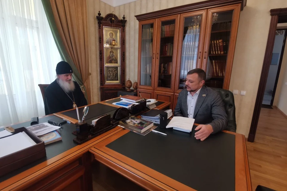 Депутат Оренбургского городского Совета Константин Хитров на приеме у митрополита Оренбургского и Саракташского Петра предложил свою помощь в строительстве храма в Африке. Фото: ТГ-канал "Оренбург православный"