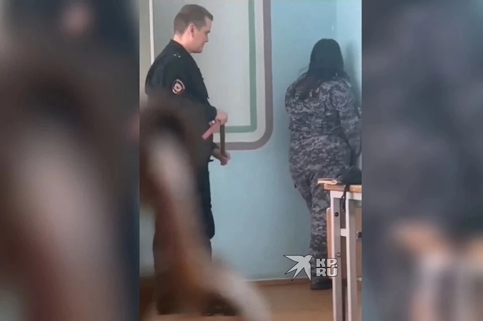 На Урале преподаватель наказал студентку ремнем и поставил на колени Фото: скриншот видео