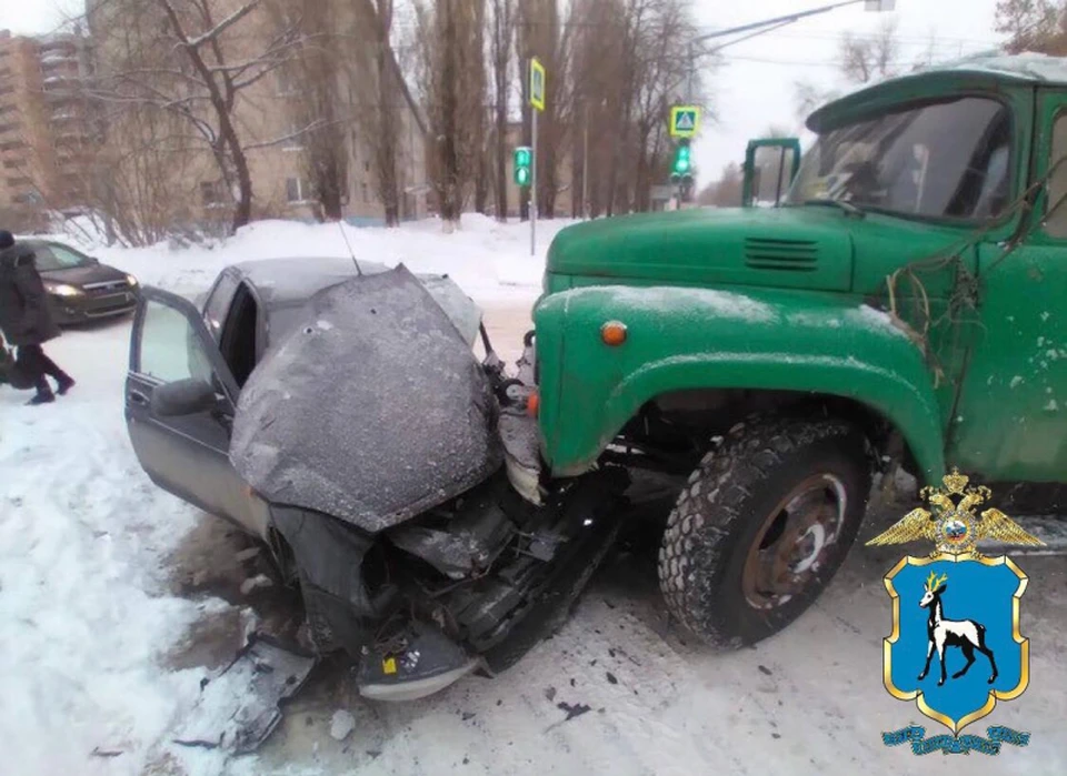 В ДТП пострадал водитель отечественной легковушки.