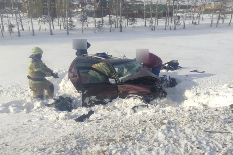 Lada Priora супружеской пары от удара вынесло на обочину: оба погибли до приезда медиков. Фото: ГИБДД РБ