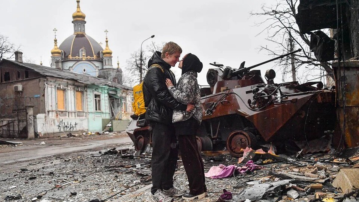 Девушка со знаменитого снимка «Комсомолки»: Мы прятались от обстрелов в  подвале, а когда стихало, выходили искать еду - KP.RU