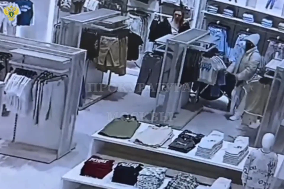 Злоумышленница взяла со стеллажей одежду на общую сумму в 139 тысяч рублей