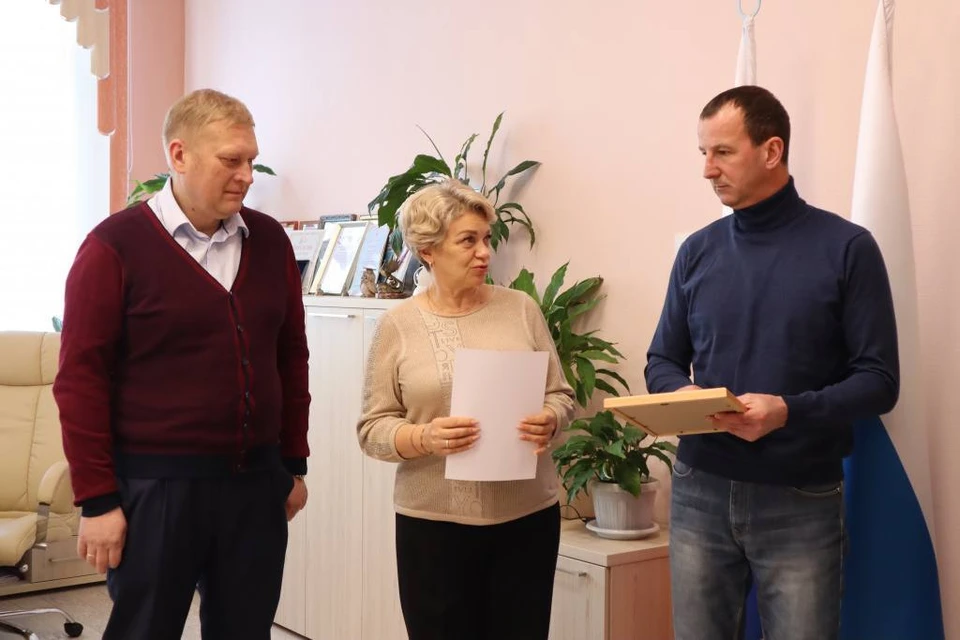 Мастер участка получил благодарственные письма за спасение ребенка. Фото: УК «Академический»