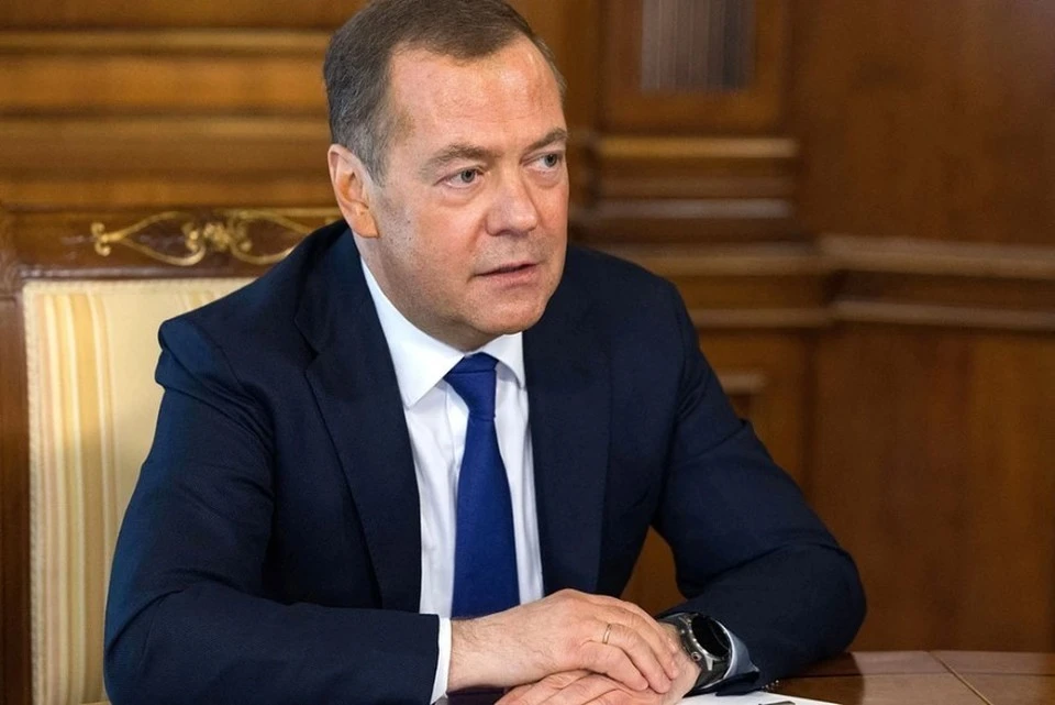 "Часики тикают": Медведев назвал "Оппенгеймер" мега-актуальным фильмом