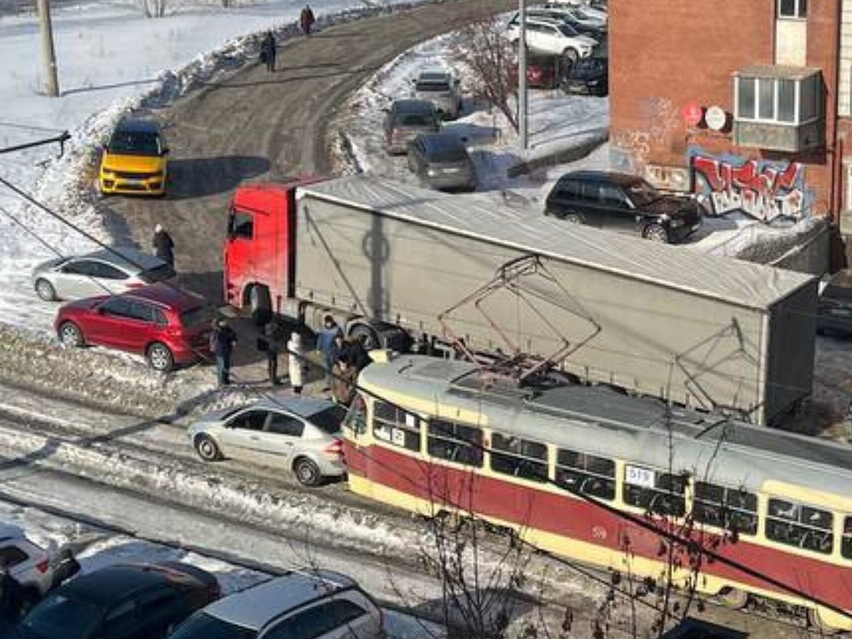 В Екатеринбурге легковушка врезалась в трамвай, пытавшийся вытянуть ее с  путей - KP.RU