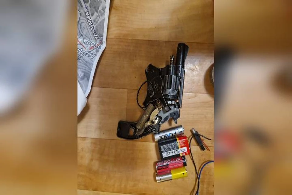 В ходе обыска у обвиняемых были найдены части огнестрельного оружия, патроны и самодельные пистолеты.