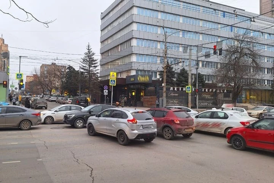 В центре Ростова многие улицы оказались скованы пробками.
