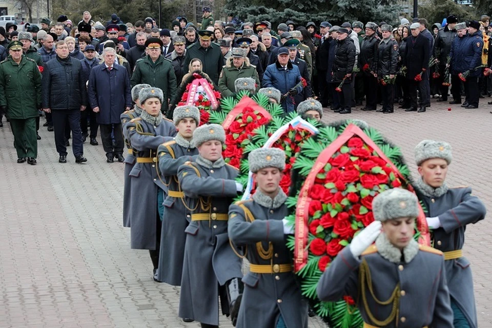 Цветы к Вечному огню вместе с ростовчанами возложил губернатор Василий Голубев. Фото: сайт правительства Ростовской области