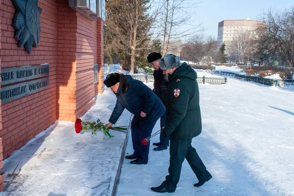 В Северске в возложении участвовали также руководители силовых структур. Фото: Telegram-канал Николая Диденко