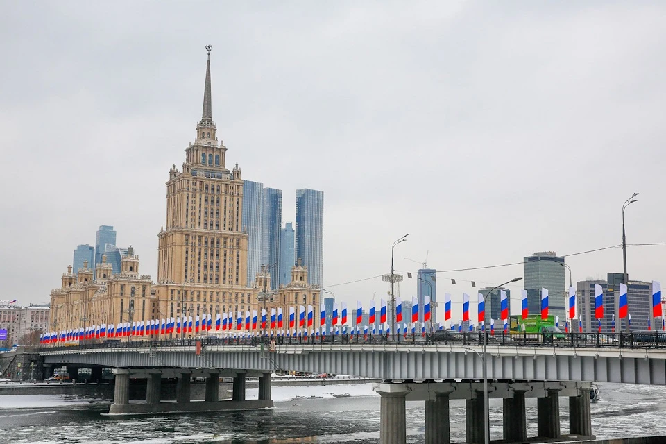 Москву украсили к 23 Февраля флагами и праздничными плакатами