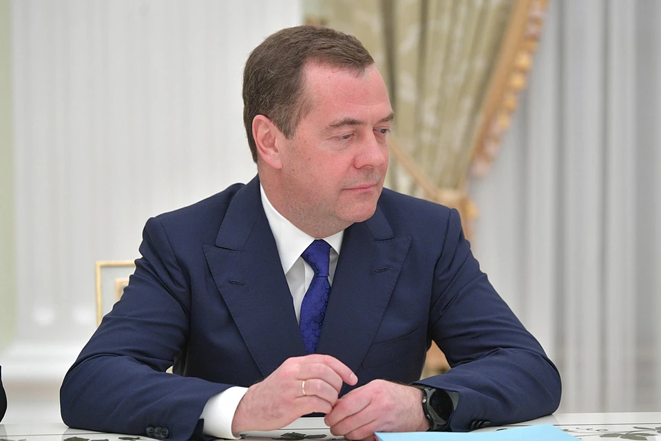 Медведев пояснил, чего хотят добиться западные политтехнологи от наших сограждан