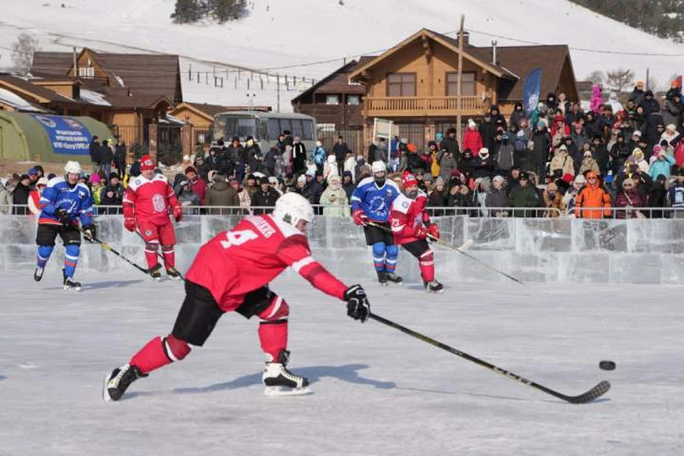 Вячеслав Фетисов и звезды хоккея сыграли на льду Байкала с командой из Иркутска