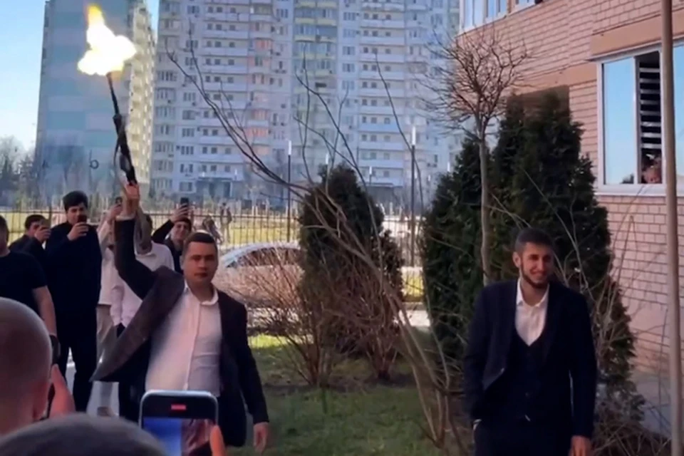 Свадьбу со стрельбой устроили в Краснодаре. Фото: скриншот видео из соцсетей.