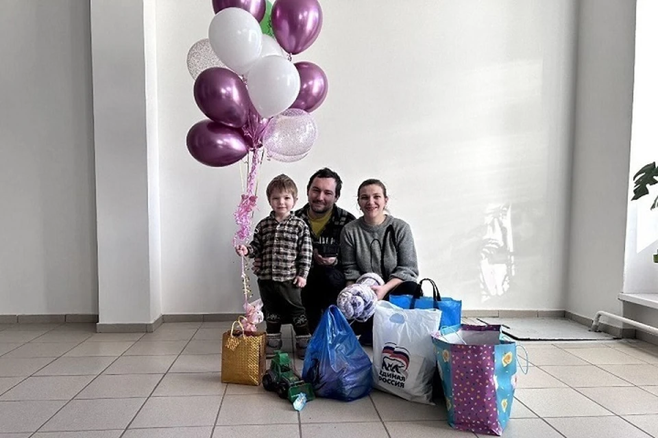Российские бойцы вывезли семью с маленьким ребенком из освобожденной Авдеевки. Фото: ТГ/Шевченко