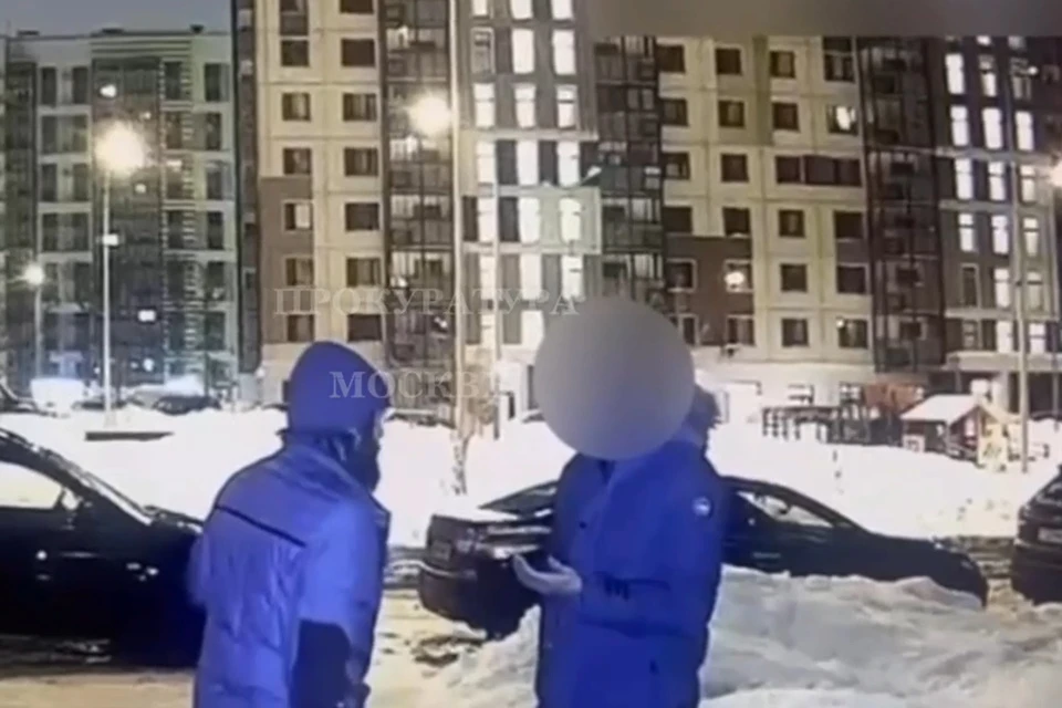 Правоохранители поймали преступника, у него изъяли нож, похищенный смартфон и зажигалку в виде пистолета