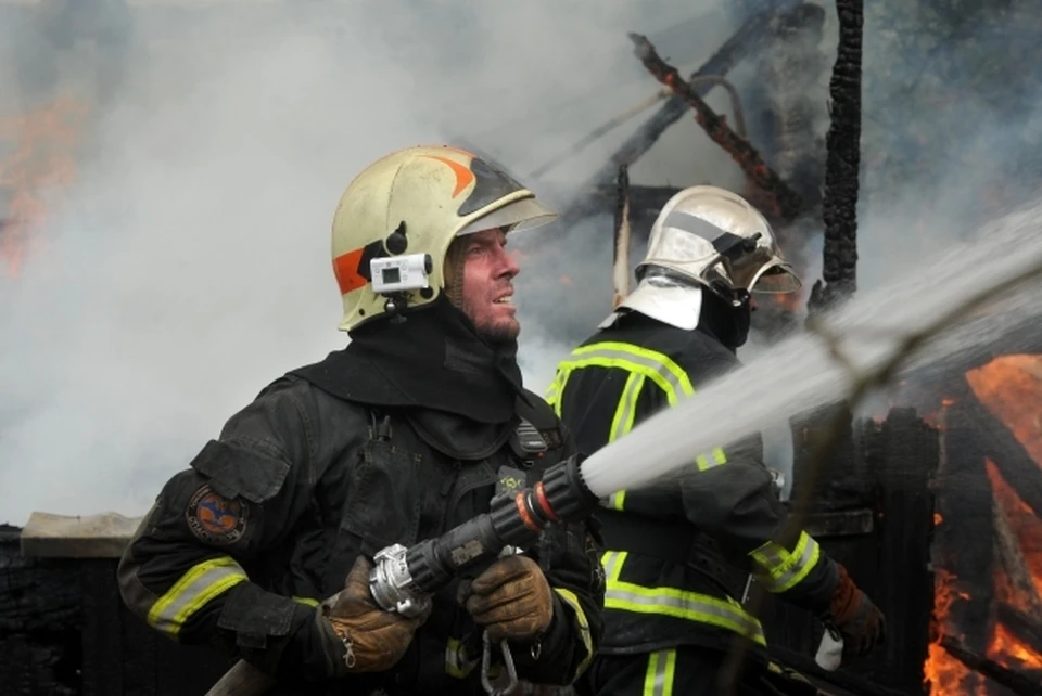 Спасатели затушили огонь, но от дома остался один пепел.