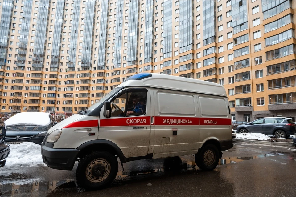 Из-за пожара из здания вывели восемь человек.