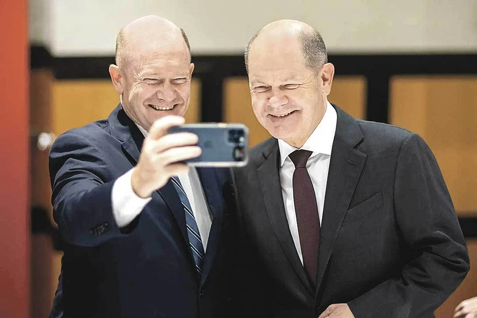Олаф Шольц (справа) и Крис Кунс не упустили случая сфотографироваться вместе. Фото: Bundesregierung/Global Look Press