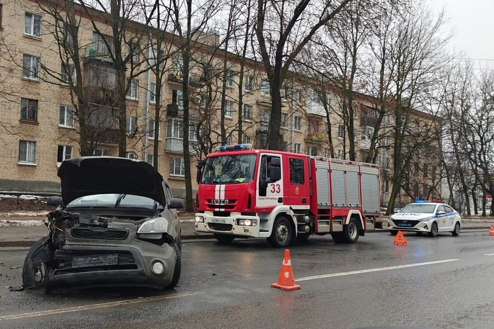 Женщина вылетела из окна отечественной легковушки после ДТП в Красном Селе. Фото: t.me/kstkollaps