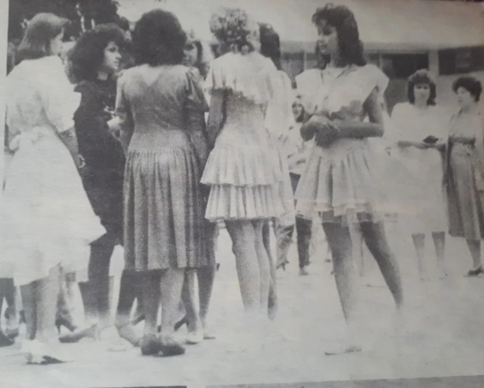 Бендеры. 19 июня 1992 года. Девочки готовятся к выпускному (Фото: "Бендеры: расстрелянные, непокоренные").