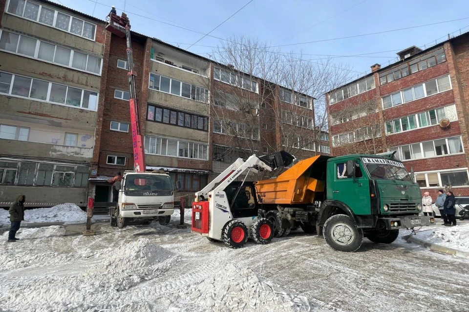 В Ленинском округе Иркутска очищают от снега крыши многоквартирных домов