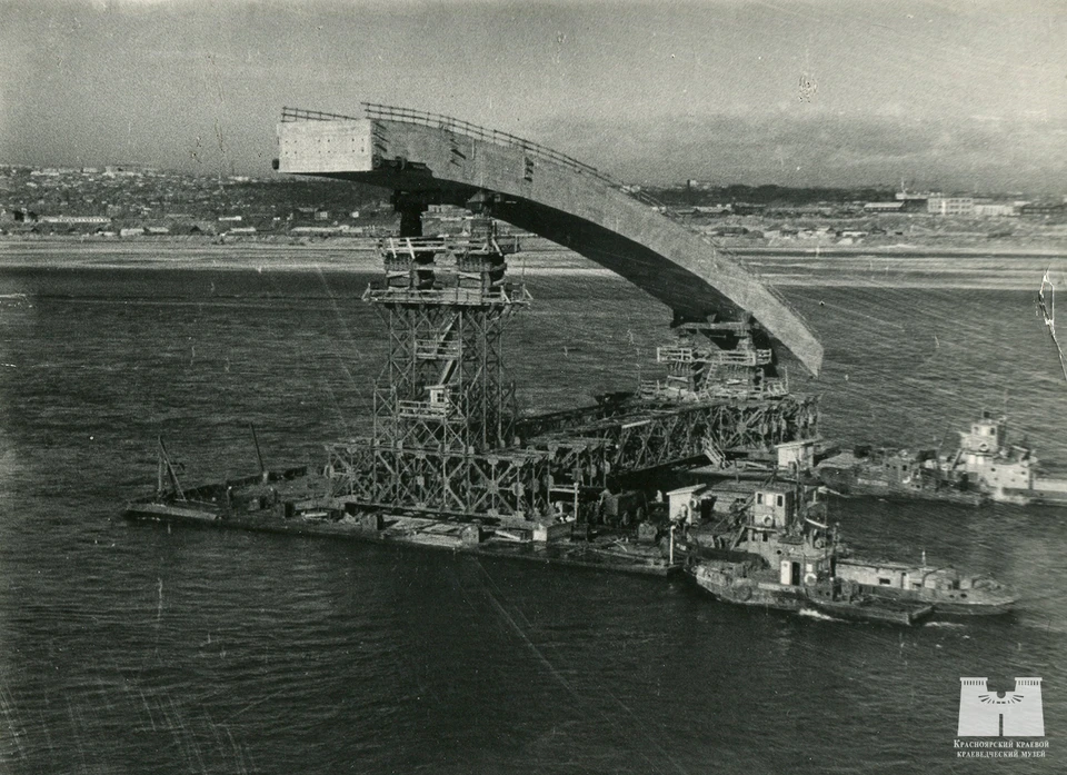Строительство Коммунального моста через Енисей. Транспортировка полусвода. 1958-1960. Фото: КККМ
