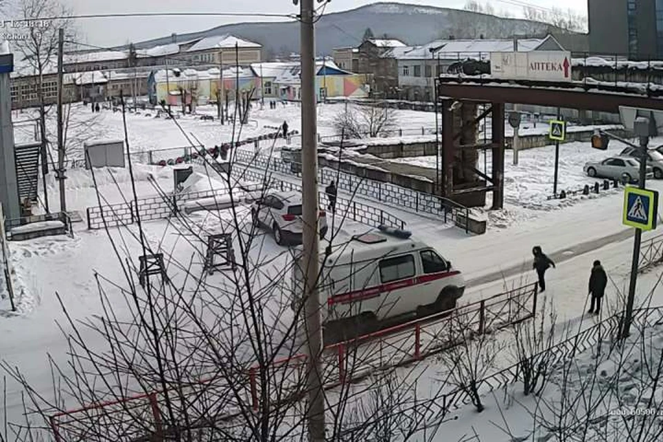 Машина скорой помощи сбила школьника на пешеходном переходе в Усть-Куте. Фото: городская камера Усть-Кута