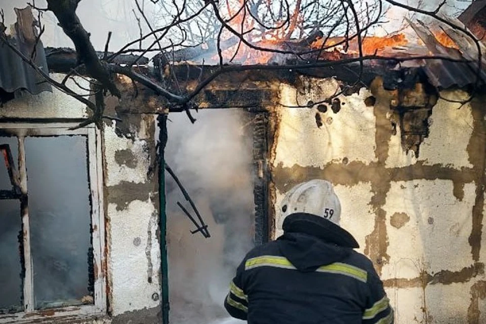 В Лисичанске на улице Земнухова в частном дворе горела хозяйственная постройка. Фото - МЧС ЛНР