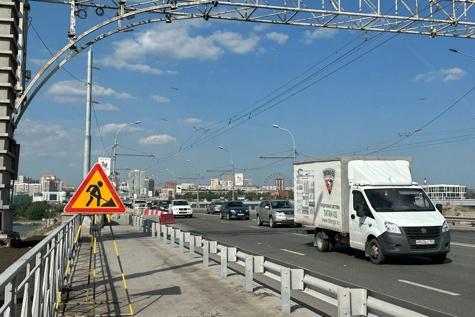 В Новосибирске на полгода сузят проезжую часть Октябрьского моста. Фото: МКУ "Гормост"