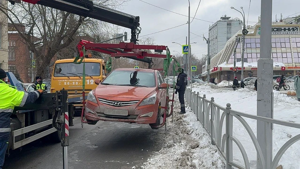 Припаркованный транспорт с нарушением ПДД эвакуировали на спецстоянку. Фото: ГИБДД Свердловской области