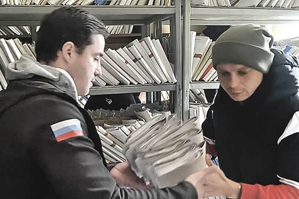 Документы удалось вывезти благодаря смелости волонтеров. Фото: ОНФ по Херсонской области