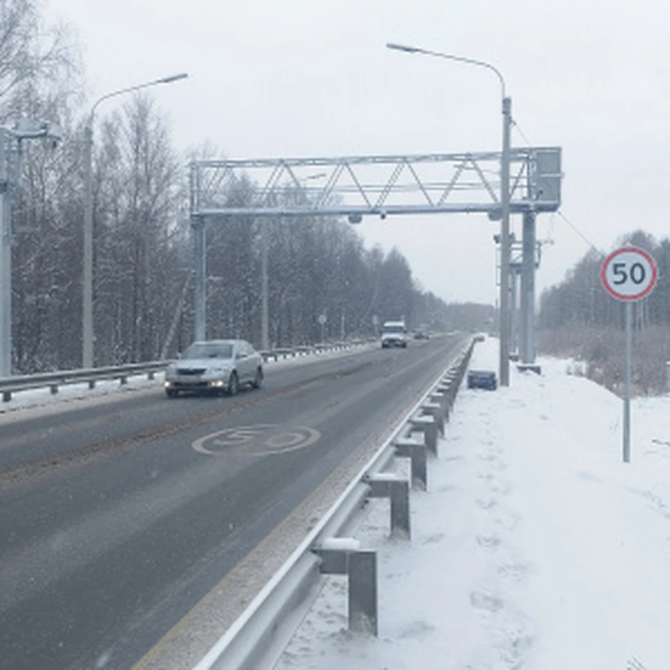 Пункт расположен на трассе Томск – Мариинск