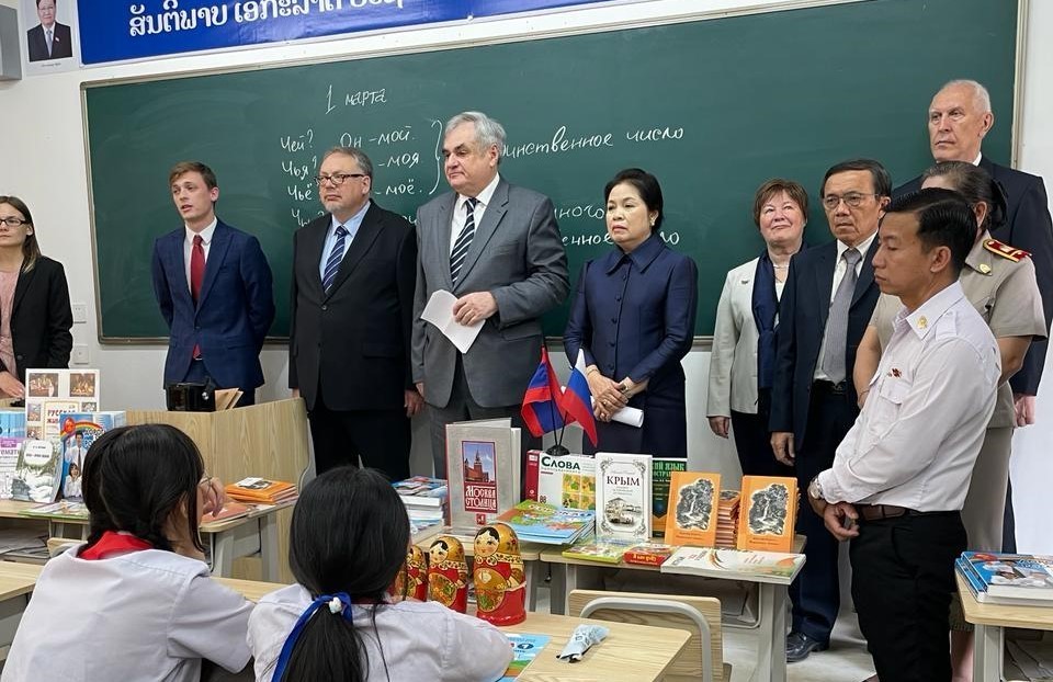 Россия обеспечила лаосские школы учебниками русского языка