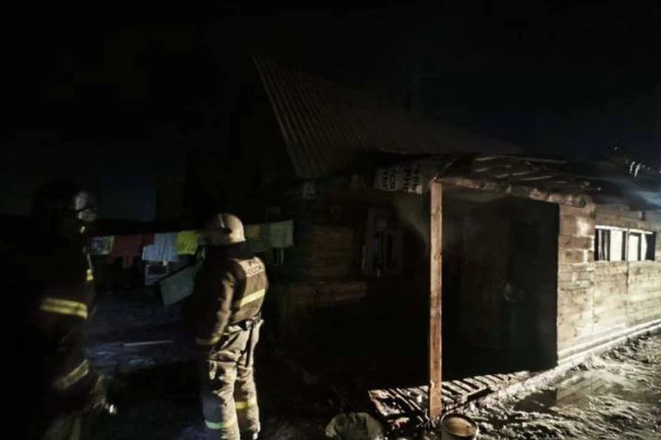Вечером, 2 марта, в селе Поселье Иволгинского района Бурятии горел деревянный жилой дом. Фото: ГУ МЧС по Республике Бурятия