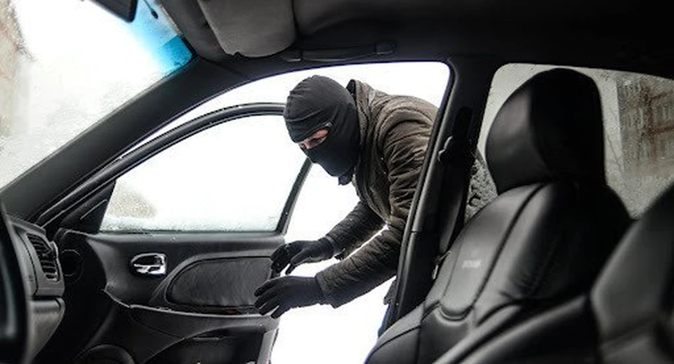Фото: В Саратове 19-летний парень «обчистил» незакрытую «десятку»