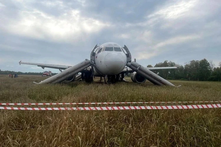 «Уральским авиалиниям» рекомендовали отстранить пилотов, посадивших самолет на поле под Новосибирском