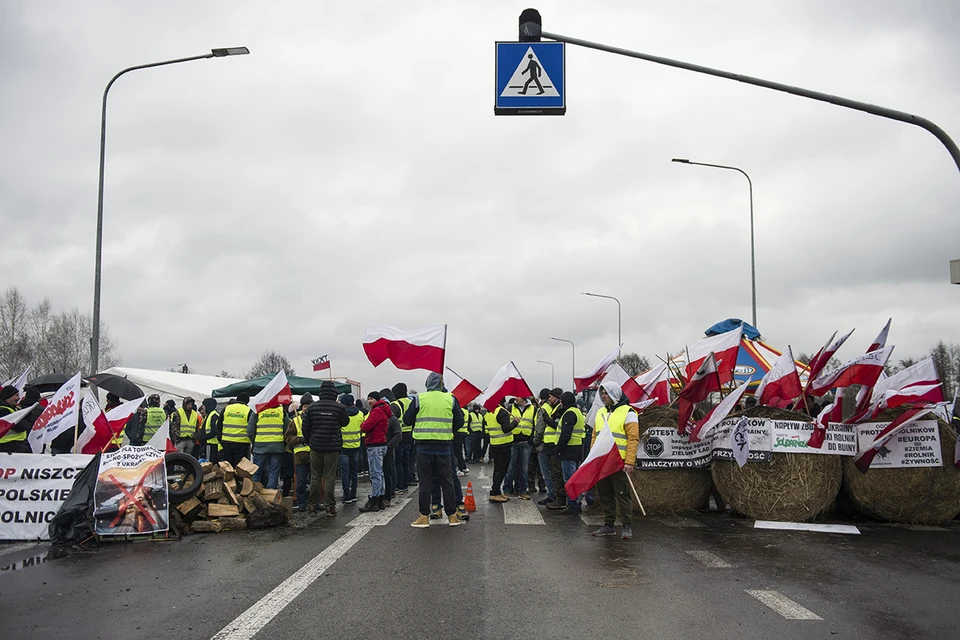 Польско-украинская дружба и солидарность достигли апогея: граница между «братскими странами» перекрыта польскими фермерами.