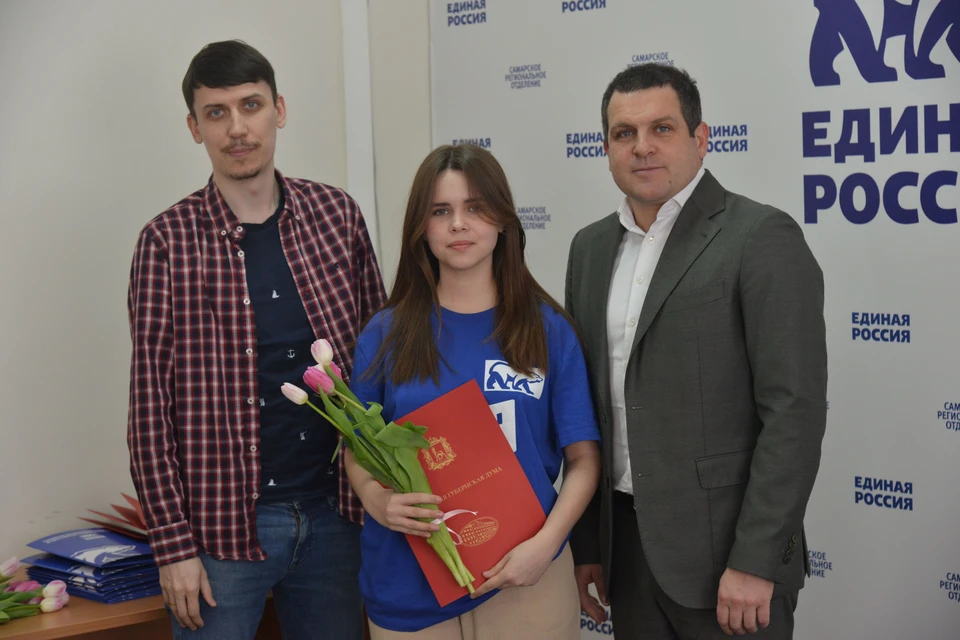 Девушки-волонтеры получили в подарок от депутата цветы / Фото: Единая Россия