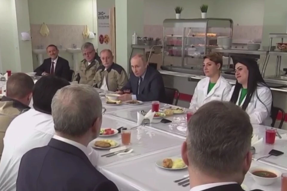Путин пошутил про овощи на встрече с работниками теплиц, фото: скриншот из видео