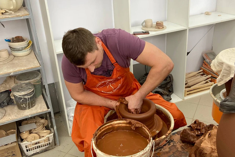 Михаил Бывших – народный мастер Алтайского края. Уже больше 10 лет занимается керамикой
