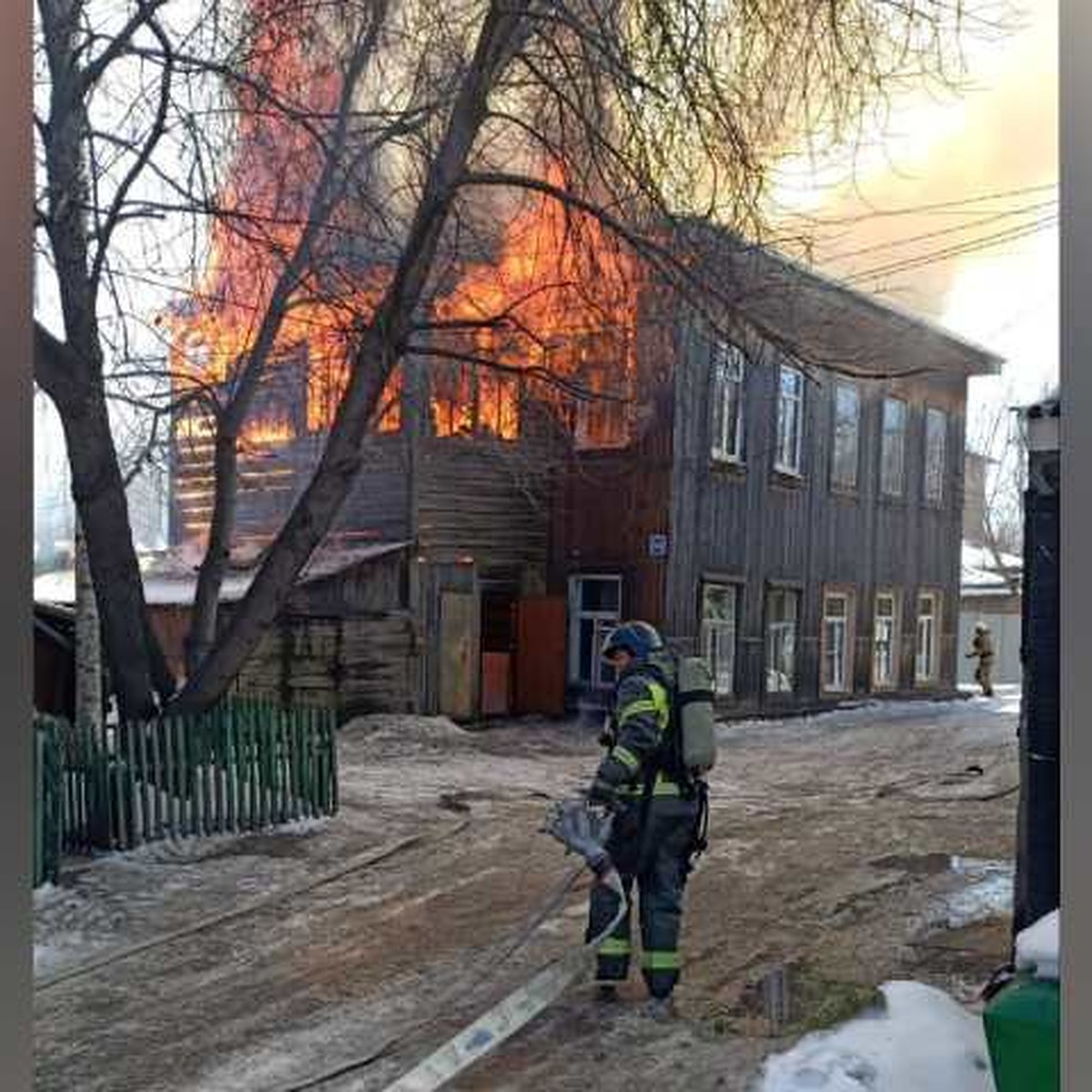 Деревянный двухэтажный дом загорелся в центре Иркутска 7 марта - KP.RU